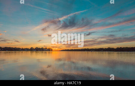 Coucher du soleil vif dans Sag Harbor NY Banque D'Images