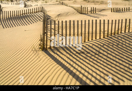 Plage de sable de plage sur l'océan avec l'escrime dans les dunes Banque D'Images