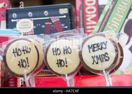 Ho ho ho Joyeux Noël et glacés au chocolat en vente sur stand à Festival victorien de Noël à Portsmouth Historic Dockyard, Hants, England UK Banque D'Images