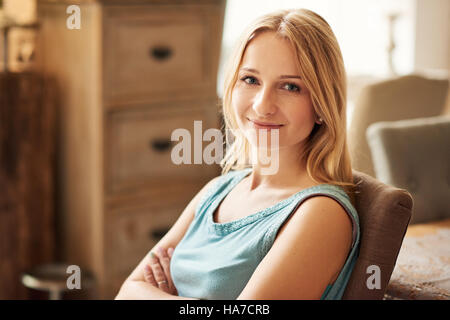 Belle jeune femme de détente à la maison Banque D'Images