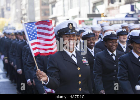 Le Défilé des anciens combattants ; aussi connu sous le nom de America's Parade ; marches jusqu'5e Avenue de New York. Les agents de l'US Navy et le personnel est fier de mars. Banque D'Images