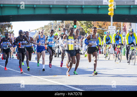 Coureurs homme avant le long de la 4e Avenue à Brooklyn au cours de la New York City Marathon. Avant droit, l'Érythrée Ghirmay Ghebreslassie, 19 ans a remporté le TCS 2016 New York City Marathon dans le domaine des hommes. Banque D'Images