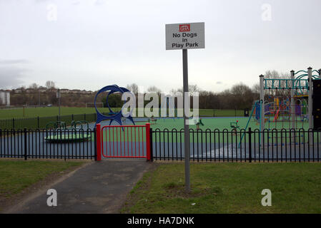 Keal Avenue Blairdardie Playground Blairdardie Park keal Avenue glasgow no les chiens signeront l'aire de jeux pour enfants Banque D'Images