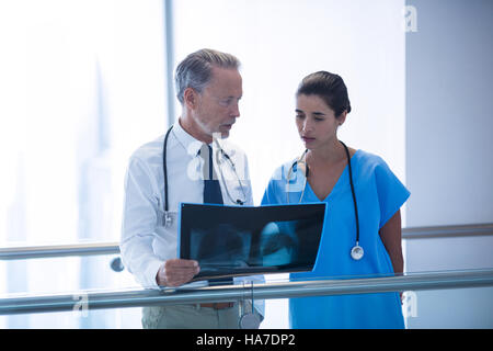 Chirurgiens discussing over x-ray Banque D'Images