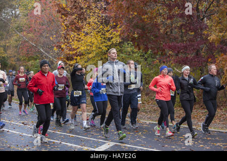 Les coureurs participent à la Brooklyn marathon qui a lieu dans le parc Prospect. Les coureurs sont entouré par les couleurs de l'automne brillant encore à la mi-novembre. Banque D'Images