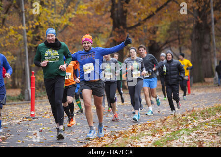 Les coureurs participent à la Brooklyn marathon qui a lieu dans le parc Prospect. Les coureurs sont entouré par les couleurs de l'automne brillant encore à la mi-novembre. Banque D'Images