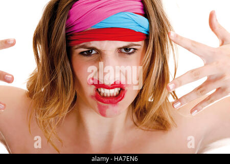 Jeune femme avec des bandeaux colorés et enduit rouge à lèvres Banque D'Images