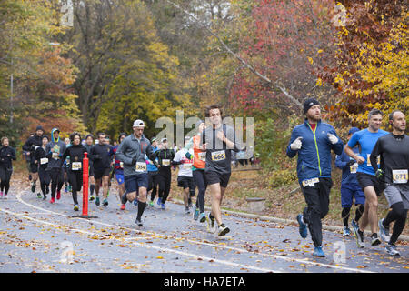 Les coureurs participent à la Brooklyn marathon qui a lieu dans le parc Prospect. Les coureurs sont entouré par les couleurs de l'automne brillant encore à la mi-novembre. Banque D'Images