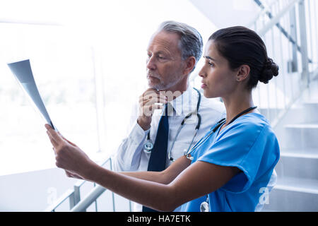 Chirurgiens discussing over x-ray Banque D'Images