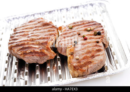 Pavé de rumsteak avec grill marques dans un plateau en aluminium Banque D'Images