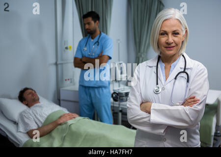 Portrait of doctor standing in ward Banque D'Images