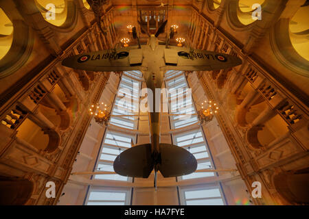 L'intérieur du musée de Kelvingrove Glasgow à l'intérieur des galeries de spitfire avion de guerre vu du dessous de plafond Banque D'Images