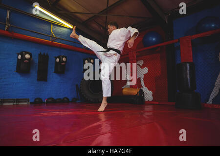 Joueur pratiquant le karaté karate position Banque D'Images