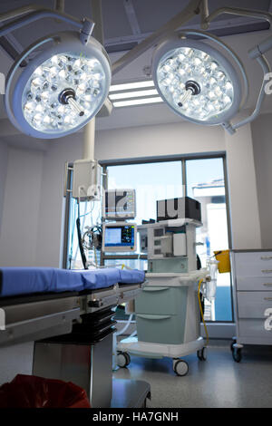 L'équipement et des appareils médicaux en salle d'opération moderne Banque D'Images