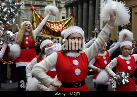 Les artistes interprètes ou exécutants au cours de la médiévale Style Mile à thème Carnaval à Glasgow. Banque D'Images