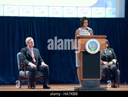 La première dame Michelle Obama promeut l’initiative MyPlate, un programme de l’USDA encourageant une alimentation saine. Le secrétaire Tom Vilsack soutient ces efforts par le biais de politiques fédérales visant à améliorer la nutrition et la santé publique aux États-Unis. Banque D'Images
