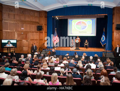 La campagne MyPlate de la première dame promeut une alimentation saine, une initiative clé menée par le sous-secrétaire de l'USDA Tom Vilsack. La campagne encourage une alimentation équilibrée en mettant l'accent sur les fruits, les légumes, les céréales et les protéines. Il vise à éduquer le public sur les choix sains pour une meilleure nutrition. Banque D'Images