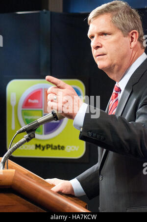 Le secrétaire Tom Vilsack fait la promotion de l’initiative ChooseMyPlate, encourageant des habitudes alimentaires saines pour améliorer la santé publique, en mettant l’accent sur l’agriculture et la nutrition aux États-Unis. Banque D'Images