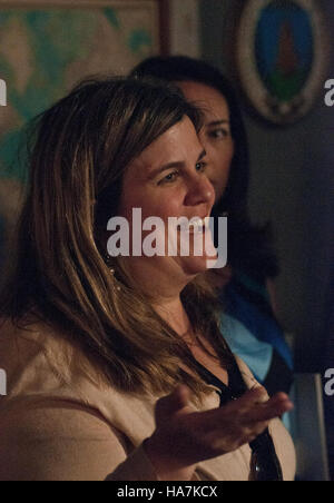 La première dame Michelle Obama, le secrétaire de l’USDA Tom Vilsack, et l’initiative ChooseMyPlate se concentrent sur l’amélioration des habitudes nutritionnelles aux États-Unis cette campagne éduque les citoyens sur les pratiques alimentaires saines et promeut des régimes équilibrés pour lutter contre les problèmes de santé liés à la nutrition. Banque D'Images