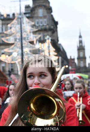 Les artistes interprètes ou exécutants au cours de la médiévale Style Mile à thème Carnaval à Glasgow. Banque D'Images