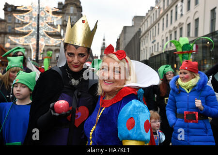 Les artistes interprètes ou exécutants au cours de la médiévale Style Mile à thème Carnaval à Glasgow. Banque D'Images