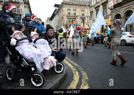 Les artistes interprètes ou exécutants au cours de la médiévale Style Mile à thème Carnaval à Glasgow. Banque D'Images