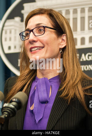Lisa Pino, administratrice adjointe de l’USDA, a participé aux discussions sur les institutions hispaniques de service (ISH) et le programme SNAP. L'événement était axé sur les programmes d'aide alimentaire et de nutrition soutenant les communautés mal desservies, en mettant l'accent sur les étudiants et les collèges hispaniques. Banque D'Images