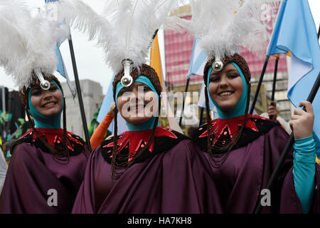 Les artistes interprètes ou exécutants au cours de la médiévale Style Mile à thème Carnaval à Glasgow. Banque D'Images