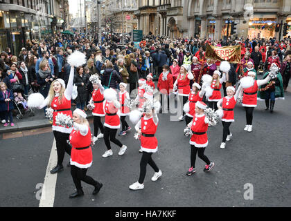 Les artistes interprètes ou exécutants au cours de la médiévale Style Mile à thème Carnaval à Glasgow. Banque D'Images