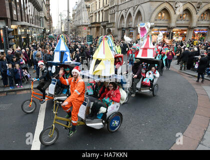 Les artistes interprètes ou exécutants au cours de la médiévale Style Mile à thème Carnaval à Glasgow. Banque D'Images