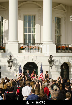 La première dame Michelle Obama, avec le secrétaire Tom Vilsack, a soutenu le défi des écoles américaines plus saines dans la promotion d'options alimentaires plus saines dans les écoles. L'initiative contribue à améliorer la nutrition et l'activité physique dans les écoles du pays, y compris Walsh Elementary dans l'Illinois. Banque D'Images