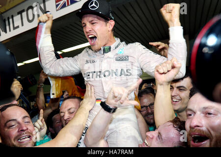 Mercedes Nico Rosberg célèbre la victoire au Championnat du monde avec sa femme Vivian après le Grand Prix d'Abu Dhabi au Circuit de Yas Marina, à Abu Dhabi. Banque D'Images