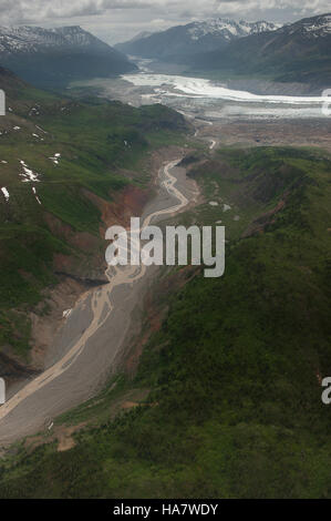 Une photo aérienne mettant en valeur le vaste paysage de Wrangell-équipé Elias National Park & Preserve, mettant en valeur sa beauté naturelle et sa nature sauvage reculée. Le parc, connu pour ses imposantes montagnes et glaciers, est un site classé au patrimoine mondial de l'UNESCO situé en Alaska. Banque D'Images