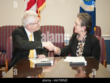 Dr Catherine Wotecki et Trevor Nicholls lors de la signature d'un protocole d'accord entre l'USDA et le CABI Centre for Agricultural Bioscience International, visant à faire progresser la recherche et l'éducation agricoles. Banque D'Images