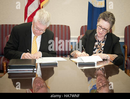 Cette image souligne la signature d'un protocole d'entente (PE) entre le département américain de l'Agriculture (USDA) et le Centre for Agricultural Bioscience International (CABI), axé sur la recherche agricole et la sécurité alimentaire mondiale. Banque D'Images