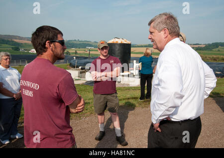 Cette image représente une visite du secrétaire américain à l'Agriculture Tom Vilsack à la ferme laitière Pennwood en Pennsylvanie. La visite met en lumière les efforts de l’USDA pour soutenir la science agricole et le développement rural. Banque D'Images