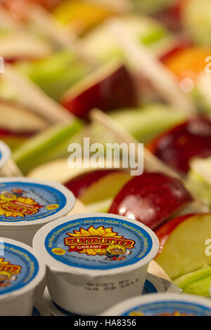 Le Food and Nutrition Service (FNS) de l'USDA promeut une alimentation plus saine grâce à son initiative MyPlate, éduquant le public sur la nutrition équilibrée et l'importance des choix alimentaires sains pour les individus et les communautés. Banque D'Images