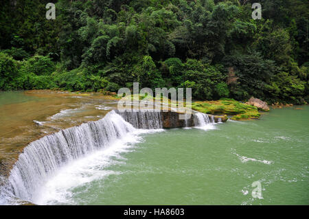 Le beau fruit jaune cascade (chute d'arbre) à Anshun Huangguoshu a de nombreuses petites cascades le long de sa rivière. Banque D'Images