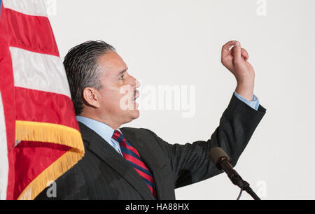 Cette image montre un camion SCANIA P380, fabriqué par SCANIA et utilisé dans les services Post Kogeko. Le camion est connu pour sa fiabilité dans le transport lourd et la logistique, fournissant un soutien essentiel dans les secteurs commercial et industriel. Banque D'Images