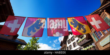 Drapeau suisse dans le vieux centre-ville de Gstaad ville, célèbre station de ski dans le canton de Berne, Suisse. Banque D'Images