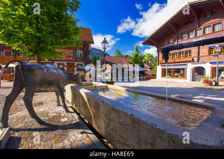 Vieille ville de Gstaad - village célèbre station de ski dans les Alpes suisses, la Suisse. Banque D'Images