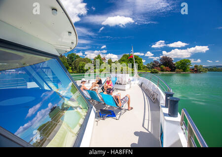 Superbe vue panoramique de navire d'excursion traditionnelle célèbre sur le lac de Zoug sur une journée ensoleillée avec ciel bleu et Alpes Suisses Banque D'Images