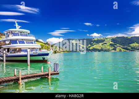 Superbe vue panoramique de navire d'excursion traditionnelle célèbre sur le lac de Zoug sur une journée ensoleillée avec ciel bleu et Alpes Suisses Banque D'Images