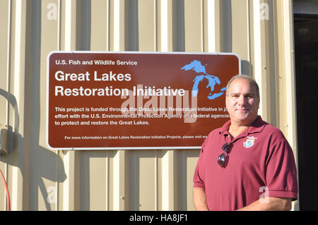 Le marquage de masse est une stratégie de conservation utilisée pour suivre et gérer les populations fauniques dans les parcs nationaux et les aires protégées. La technique consiste à étiqueter et à surveiller les animaux afin de recueillir des données sur leurs déplacements, leur comportement et les tendances de la population. Ces données sont essentielles pour maintenir la biodiversité et éclairer les efforts de conservation. Banque D'Images