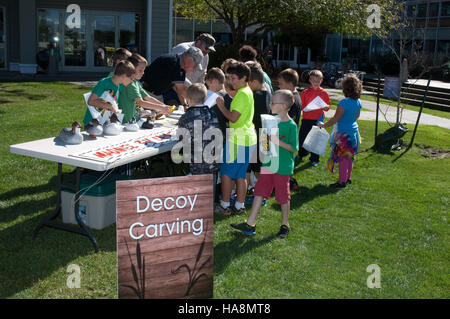 Les partenaires de conservation dans un parc national font participer les enfants à l'art de la sculpture leurre. Cette activité fait la promotion de l'éducation sur la faune et aide les enfants à comprendre l'importance de la conservation de l'habitat grâce à une expérience pratique. Banque D'Images