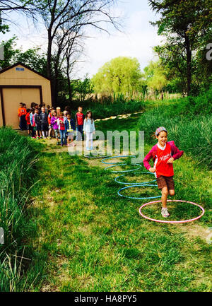 Le Two Ponds Environmental Education Center offre des programmes éducatifs pour les enfants, favorisant l'apprentissage pratique de la nature et de la conservation. Ces programmes incitent les enfants à explorer les écosystèmes locaux et la faune, favorisant ainsi un lien avec le monde naturel grâce à la science et aux activités de plein air. Banque D'Images