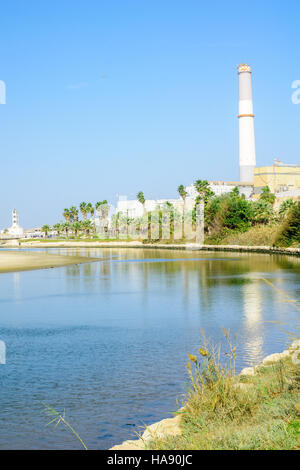 TEL-AVIV, ISRAEL - 24 NOVEMBRE 2016 : Vue de l'eau, lecture Yarkon Power Station, phare, Wauchope Bridge, un pêcheur et les visiteurs, à tel- Banque D'Images