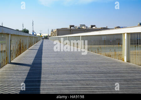 TEL-AVIV, ISRAEL - 24 NOVEMBRE 2016 : Vue de la Wauchope Pont sur le ruisseau Yarkon, avec les visiteurs, à Tel Aviv, Israël Banque D'Images