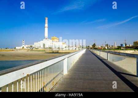 TEL-AVIV, ISRAEL - 24 NOVEMBRE 2016 : Vue de la Wauchope Pont sur le Yarkon stream, le pouvoir de la lecture, un phare, et les visiteurs, en te Banque D'Images