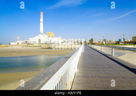 TEL-AVIV, ISRAEL - 24 NOVEMBRE 2016 : Vue de la Wauchope Pont sur le Yarkon stream, le pouvoir de la lecture, un phare, et les visiteurs, en te Banque D'Images